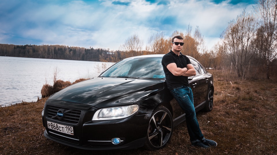 Сергей рядом со своим автомобилем