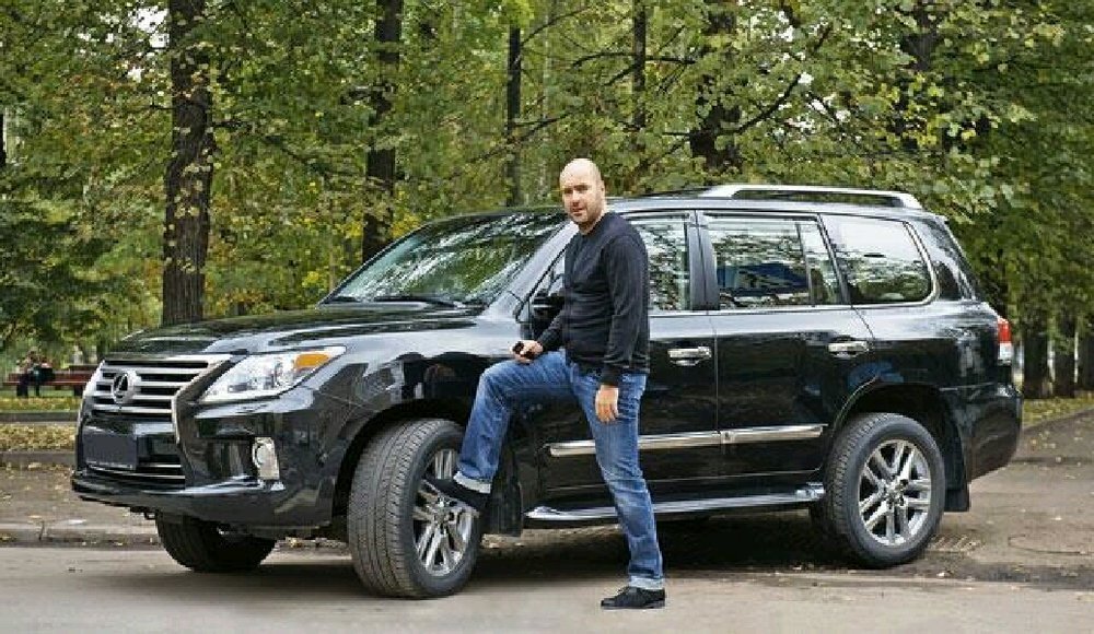 Вячеслав рядом со своим автомобилем